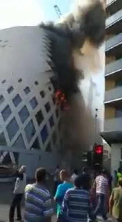 حريق مندلع في المجمّع التجاري قيد الانشاء في وسط بيروت يعرف بمبنى زها حديد