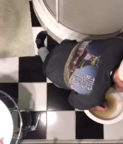 Cioderator mâncând ce îi place lui cel mai mult