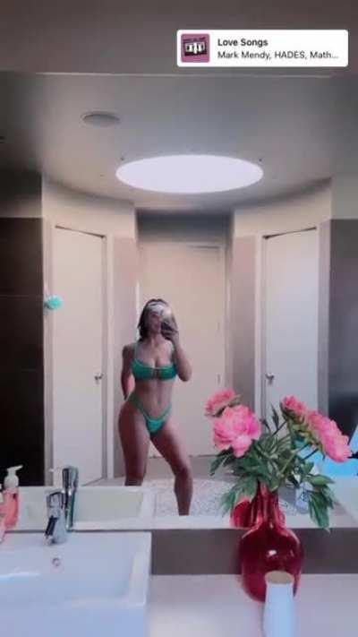 Leanetta Wayne 😝😝🤤🤤 cant believe she brought a mansion 😅😅 sheesh guys must of really been at it buying all her stuff !