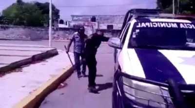 Lol this shit funny. Mexican State cop vs civilian. From the looks of it the cop started this confrontation but ended differently.