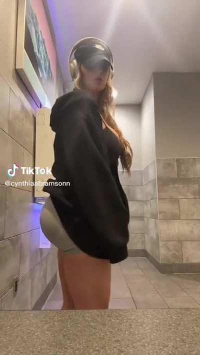 She got a nice ass too: cynthiaabramsonn