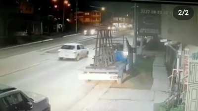 [USHUAIA] Hilux cruza de carril y causa un choque múltiple