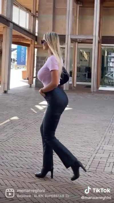 Tight Busty Outfit @mariaarreghini