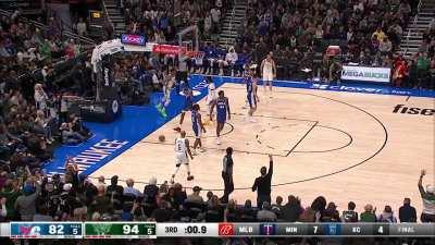 [Highlight] Giannis slams it over McDaniels to put the Bucks up 14 going into the 4Q!