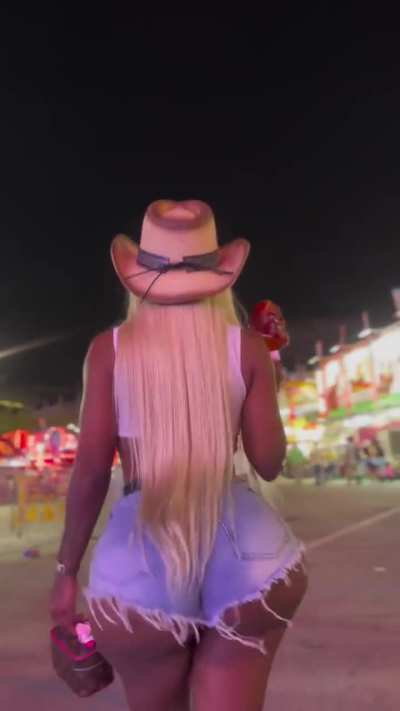 I gotta make it out there to that Houston rodeo. It’s so much ass out there 😍
