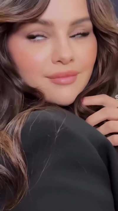 Selena is just way too cute 