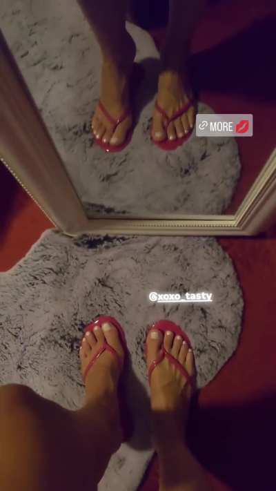 i want you looking at me like that smiley pillow in the background 💋💋💋 XoXo Zoey