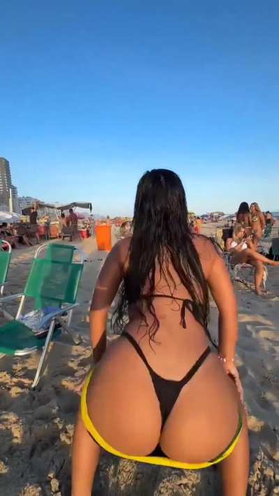 Dançando na praia de bikini - @?