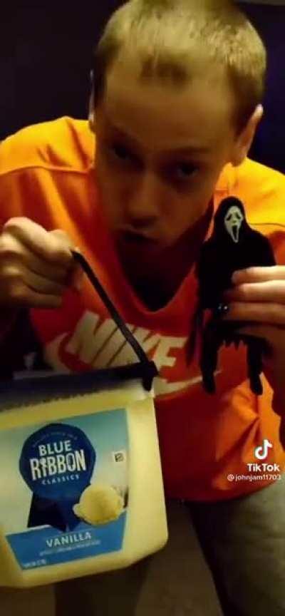 Nah how tf this nigga delay the sound with his stomp 😭