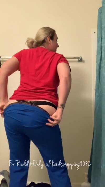 Feeling a little goofy...showing a little booty... while cleaning these kiddos damn bathroom (why can’t they get their clothes in the hamper???) 😆[F37]