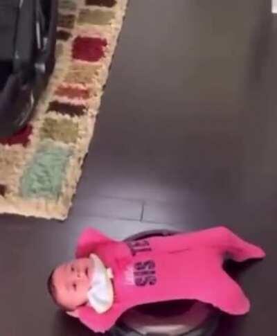 Nove baba eletrônica que lava, passa, limpa a casa e cuida das crianças