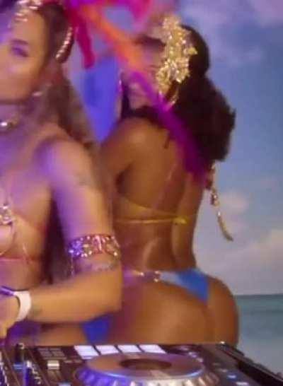 She throwin that thang🍑