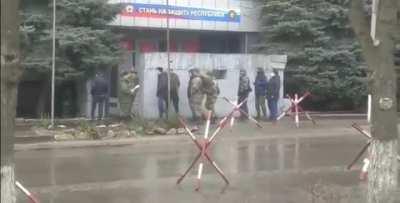 🔴#BREAKING In Lugansk, Russian-backed separatists recruit all men in the region at the military enlistment office