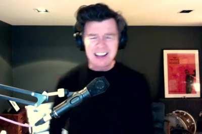 Estaba rickrolleando a alguien y en el camino me encontré con este cover de Rick Astley de HACE 1 MES.