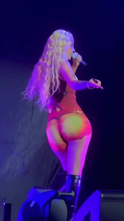 Iggy Azalea walking around stage