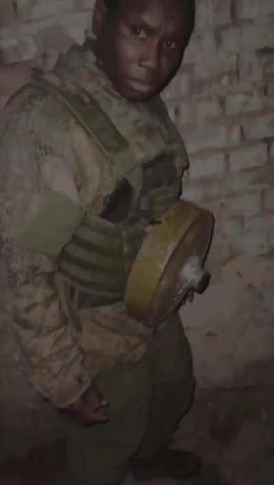 Russians strap anti-tank mine to African mercenary and force him to the cross the frontline
