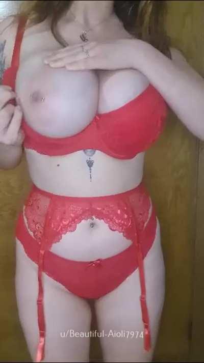 Brunette dreamgirl that will give you the sweetest dreams