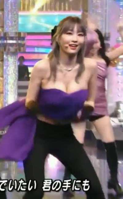 that cleavage and mole on her boob is so hot🥵