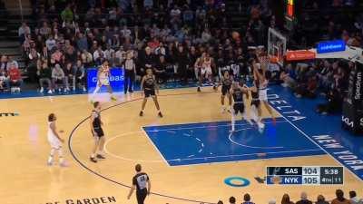 [Highlight] Jalen Brunson throws Sims a perfect pass for the easy alley oop