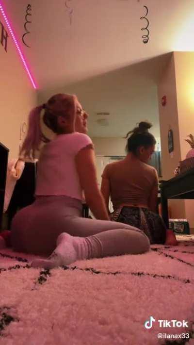 holy fuck she bad with that ass fr 🥶