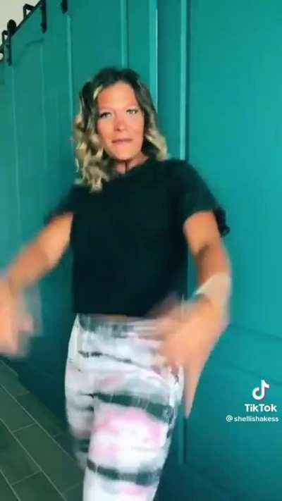 Just a reminder, Shelli can make that 🍑 thang