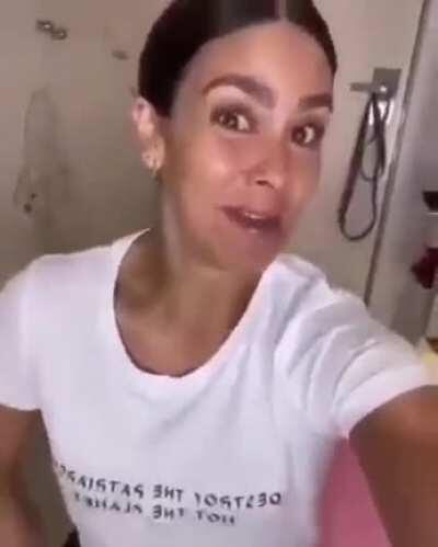 Que graciosa esta mujer jajaja