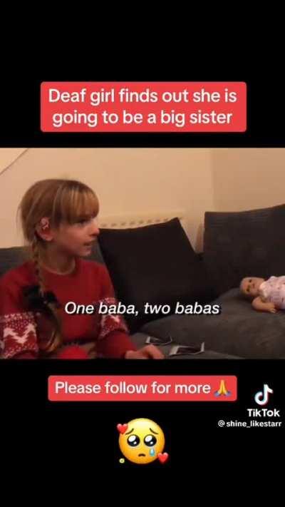 Deaf girl finds out she's gonna be a big sis