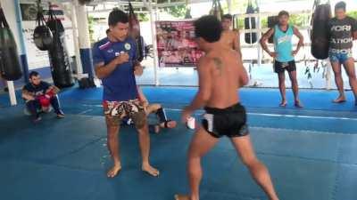 Muay Thai technique with multiple X world champion, Rajadamnern champion, suk muay femur champion, lion fight champion LERDSILA ⚡️ #phukettopteam 🇹🇭