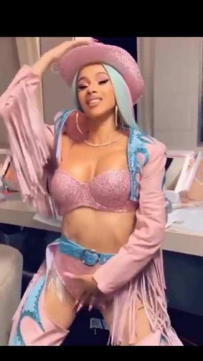 We all know Cardi a pro rider 😉