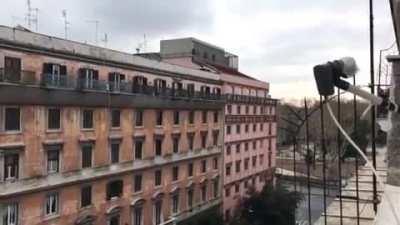 Na cidade de Roma, italianos em quarentena cantam “Bella Ciao” das janelas de suas casas