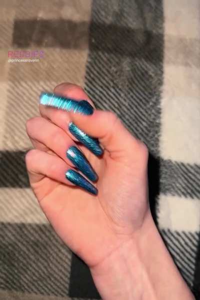 Glittery nails are so pretty