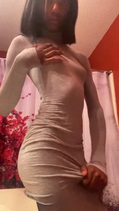 I wanna suck on what she got under that dress 🍆 💦