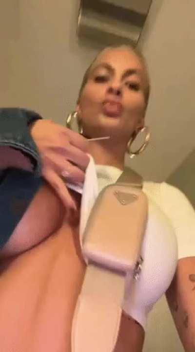 Good old fashion arrival to cheat in an hotel