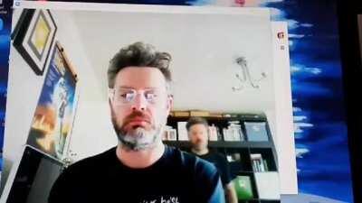 Король онлайн-конференции. Парень сделал фон для видеозвонков, где он сам приносит себе чай.