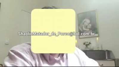 Esse é o exemplo de um professor que não conhece e/ou é conectado com seus alunos. Uma vergonha para profissão.