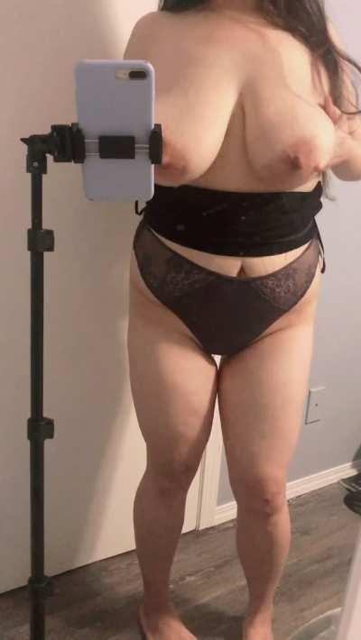 I’m short, cute and curvy 😊