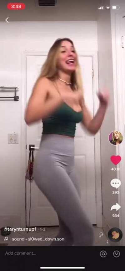 A gorgeous blonde thot that we love