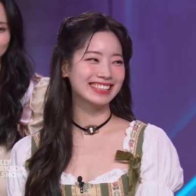 Dahyun listing what she likes about the US and it's all food