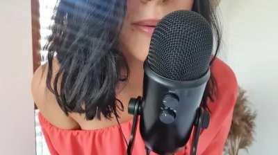 Feel the ASMR sound of my pantyhose teasing..