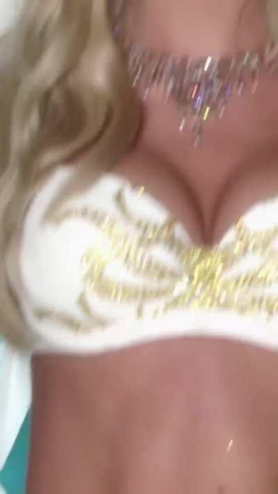 Candice walking the VS Fashion Show, 2010