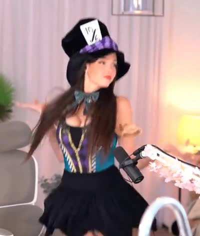 Lydia Violet shows her new Mad Hatter Cosplay