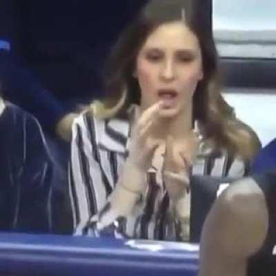 Le gusta el chocolate jajajaj