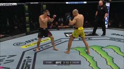 Jose Aldo sends Petr Yan briefly to the canvas with a kick to his already fractured leg, Yan goes right back to Muay Thai stance like nothing happened.