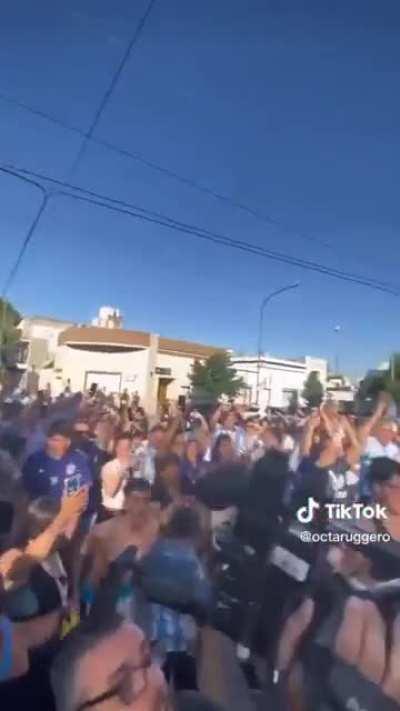 Ya mismo, un pasaje a Qatar para LA ABUELA LALA LALA LA