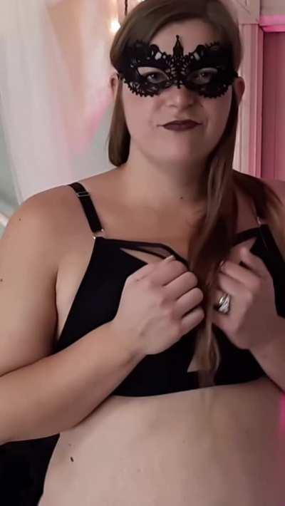 Free DMs, daily pics, weekly vids, custom kink content and domme services