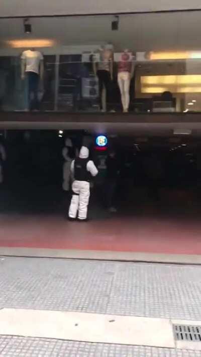 [VIDEO] Operativo tenazas de Gendarmería entrando simultaneamente con ametralladoras en decenas de cuevas del microcentro para frenar el dolar blue