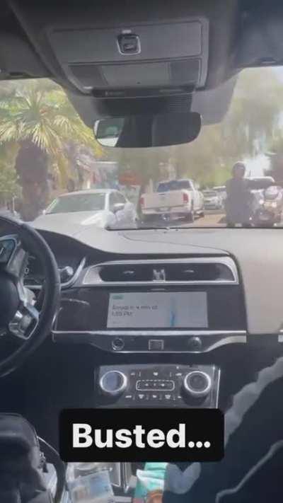 Коп пытается остановить беспилотное такси