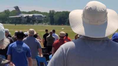 Globemaster doin' its thang on the dance strip