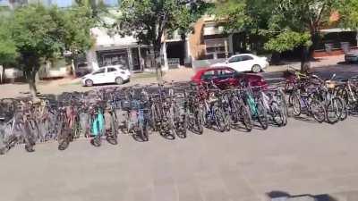 Pibes van al colegio en bici y las dejan sin candado