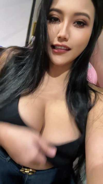 Raise your hand if you wouyld fuck my big natural tits